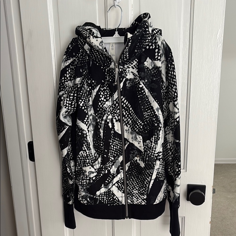 Lululemon Athletica Patterned Zip Up Hoodie. Size 6. Excellent Condition.